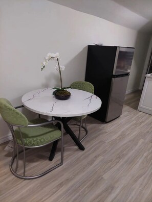 Dining - Newly Renovated 1 BDRM Guest Suite (Brampton)