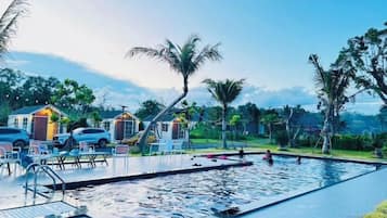 สระว่ายน้ำกลางแจ้ง