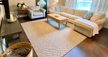 1.3 Mile to Kyle Field,10 min walk to A&M campus & Century Square, Pet friendly