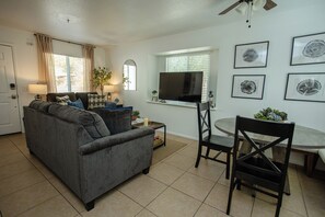 Smart TV, books - Comfort meets Tranquility Condo near the entrance to the Sequoias (Three Rivers)