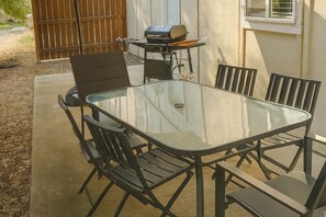 Outdoor dining - Comfort meets Tranquility Condo near the entrance to the Sequoias (Three Rivers)