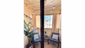 A cozy room with two blue chairs, a large potted plant, and a small table. - Tranquil Retreat 4 Miles to Park Entrance Walk to Dining BBQ Balcony (Three Rivers)