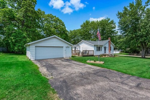 Kayaks and Fire Pit~ Cozy 2 Bedroom Lake Retreat