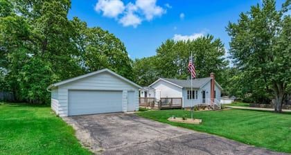 Kayaks and Fire Pit~ Cozy 2 Bedroom Lake Retreat