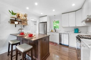 ثلاجة، ميكروويف، فرن، موقد طهي مسطح