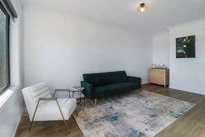 Älytelevisio, kirjoja, työhuone, tietokoneen näyttö