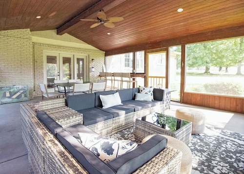 Family Lakefront Retreat w/ Zipline + Firepit just 30 minutes to Nashville