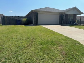 Property grounds - Amazing 3-bedroom home with 2 full baths. Spacious fenced backyard. WiFi present (Fort Smith)