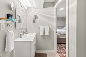Shower, hair dryer, towels, soap - 1.5 blocks Kel Gen Hosp/Pets OK/5min OUC/1.5km Dwntwn/2.5 blocks to Sunny Beach  (Kelowna)