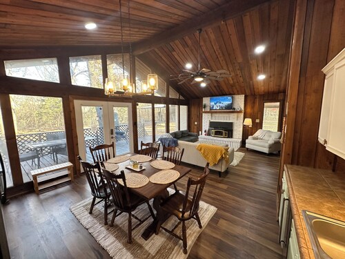 Cozy Cottage at Serenity Woods for up to 18 guests. Only 5 mins from the lake!