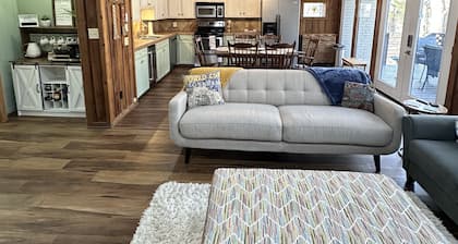 Cozy Cottage at Serenity Woods for up to 18 guests. Only 5 mins from the lake!