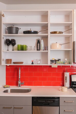 Microwave, oven, stovetop, dishwasher - Hideaway Loft in the Heart of Brooklyn (Brooklyn)