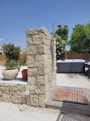 Property grounds - Villa Aroi just a stone's throw from the sea! (Sicilia)