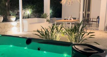 Villa Aroi just a stone's throw from the sea!