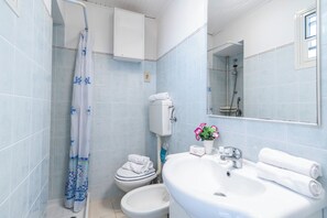 Doccia, asciugacapelli, bidet, asciugamani