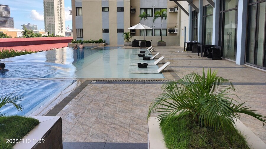 The Persimmon Studios 1233