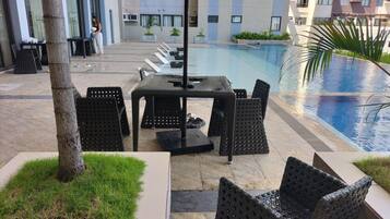 2 utendørsbassenger og bassengparasoller