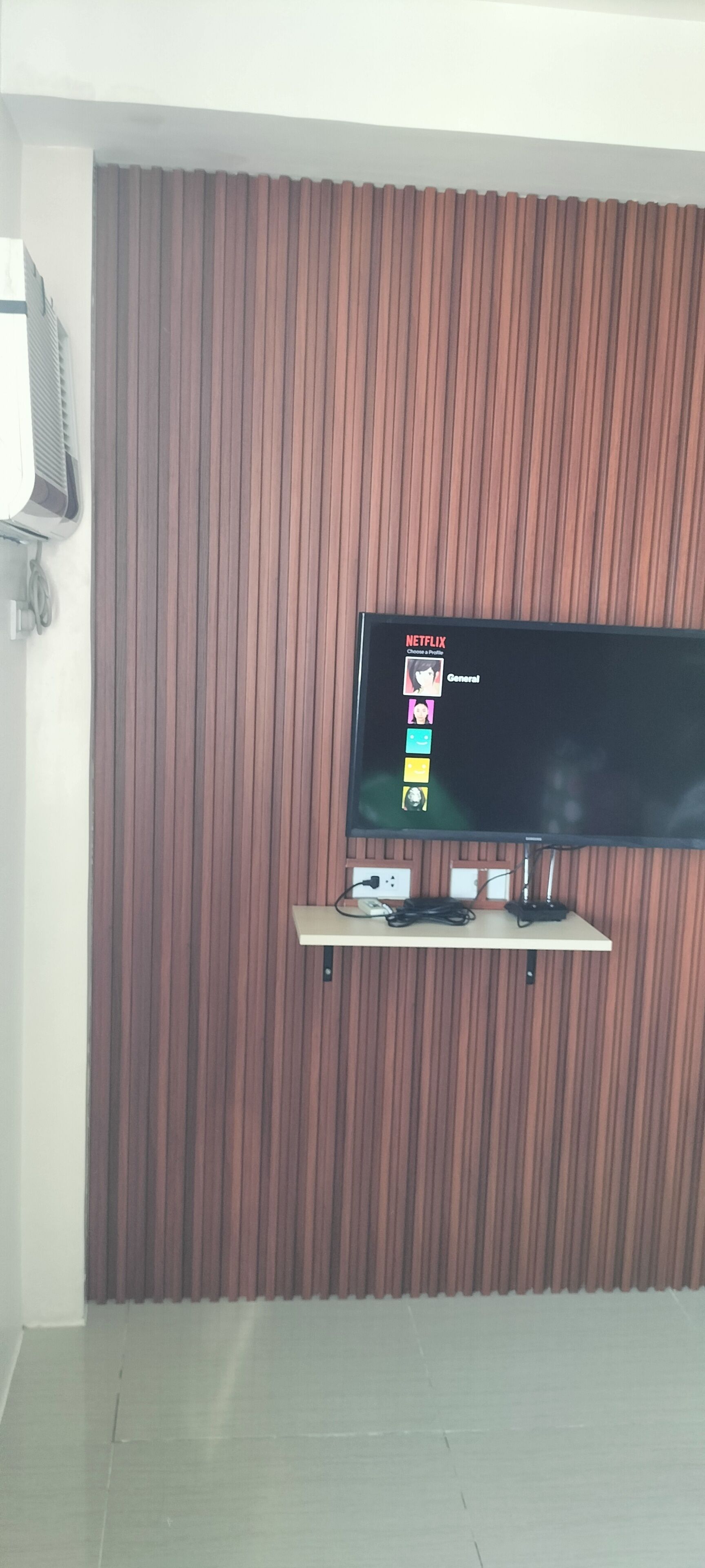 Smart TV 32 polegadas com canais via satélite, lareira, Netflix
