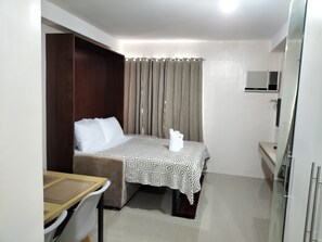 Deluxe Studio, City View | Egyptian cotton sheets, premium bedding, down duvets, memory-foam beds - The Persimmon Studios 1233 (Cebu City)
