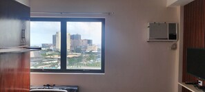 豪華開放式客房, 城市景觀 | 起居區 | 32-吋智慧型電視、衛星頻道、壁爐、Netflix