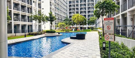 3 piscines extérieures