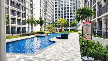 3 outdoor pools