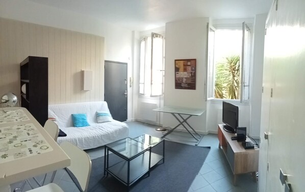 Living area - Lovely IntraMuros Studio, in a quiet location close to all amenities. (Avignon)