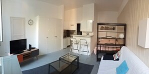 Living area - Lovely IntraMuros Studio, in a quiet location close to all amenities. (Avignon)