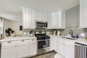 Fridge, microwave, oven, stovetop - The Palm on 6th-Walk to the Georgetown Square (Georgetown)