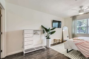 3 bedrooms, iron/ironing board, travel crib, WiFi - The Palm on 6th-Walk to the Georgetown Square (Georgetown)