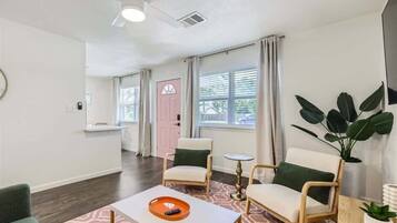 Een televisie en een kantoor