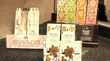 Een overzicht van verschillende haarverzorgingsproducten, waaronder merken als ZIRA en MOIS, gepresenteerd op een aanrecht.