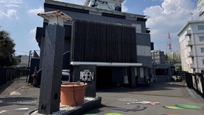 A modern hotel with a large sign reading "HOTEL" and "TIMELINE RESORT" in front of the entrance. - HOTEL EN (Yokohama)