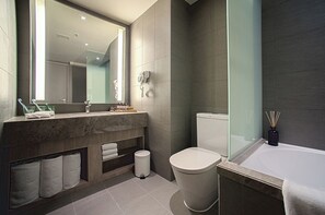 Suite familiale, Plusieurs lits, vue sur la ville | Salle de bain | Ensemble baignoire-douche, pomme de douche hydromassante