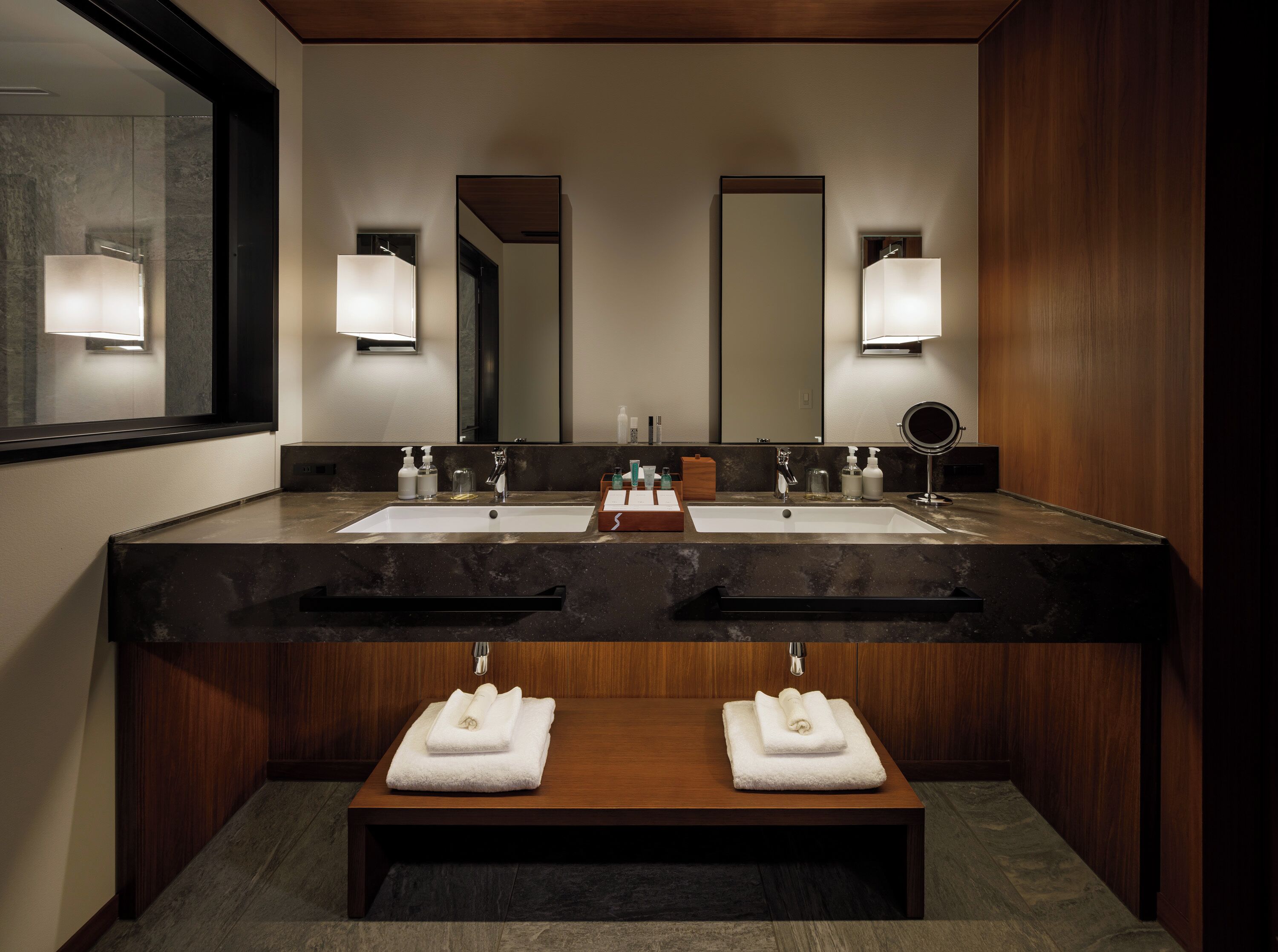 獨立浴缸和淋浴設備、吹風機、浴袍、拖鞋