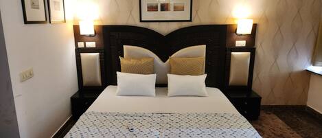 1 bedroom, desk, iron/ironing board, WiFi