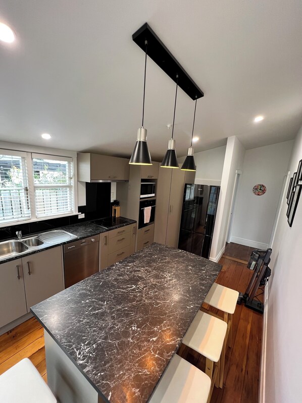 雪櫃、微波爐、焗爐、爐具