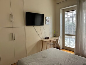 1 bedroom, desk, iron/ironing board, WiFi