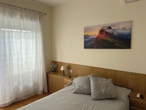 1 makuuhuone, työpöytä, silitysrauta/-lauta, Wi-Fi