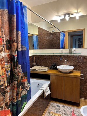 Hiustenkuivaaja, bidee, pyyhkeet, saippua