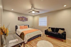 3 bedrooms, iron/ironing board, WiFi, bed sheets - Charming 3-bedroom house with AC and WiFi with work space in heart of Atlanta! (Atlanta)