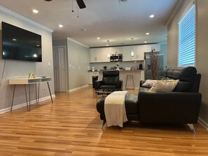 Smart TV - Charming 3-bedroom house with AC and WiFi with work space in heart of Atlanta! (Atlanta)