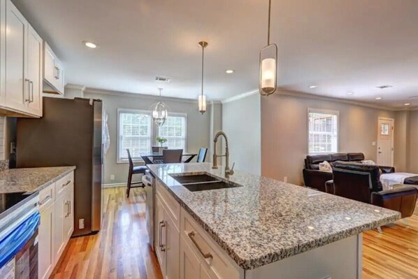 Interior - Charming 3-bedroom house with AC and WiFi with work space in heart of Atlanta! (Atlanta)