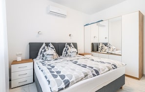 2 bedrooms, iron/ironing board, travel cot, free WiFi - Awesome apartment in Nedescina with swimming pool (Nedescina)