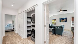 4 bedrooms, desk, iron/ironing board, free WiFi - Octopus Garden is new construction, dog friendly, hot tub and close to town and beach! (Manzanita)