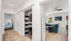 4 bedrooms, desk, iron/ironing board, free WiFi - Octopus Garden (Manzanita)