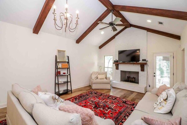 Télévision, cheminée