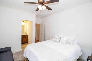 3 bedrooms, iron/ironing board, WiFi, bed sheets - Glen Alden Cottage by Apex Short Term Stays (Oxford)