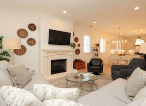 Televisión, chimenea y oficina 