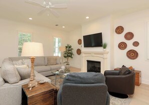 Televisión, chimenea y oficina 